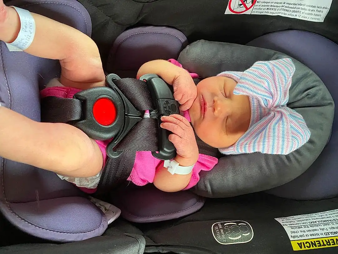 Joint, Comfort, Leg, Human Body, Baby Carriage, Car Seat, Thigh, Finger, Baby In Car Seat, Auto Part, Baby, Baby Products, Toddler, Knee, Lap, Human Leg, Nail, Elbow, Child, Sitting, Person, Headwear