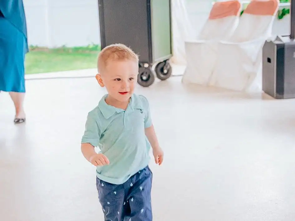 White, Shorts, Green, Plant, Sleeve, Toddler, T-shirt, Baby & Toddler Clothing, Leisure, Houseplant, Wood, Door, Electric Blue, Human Leg, Event, Fun, Child, Knee, Person