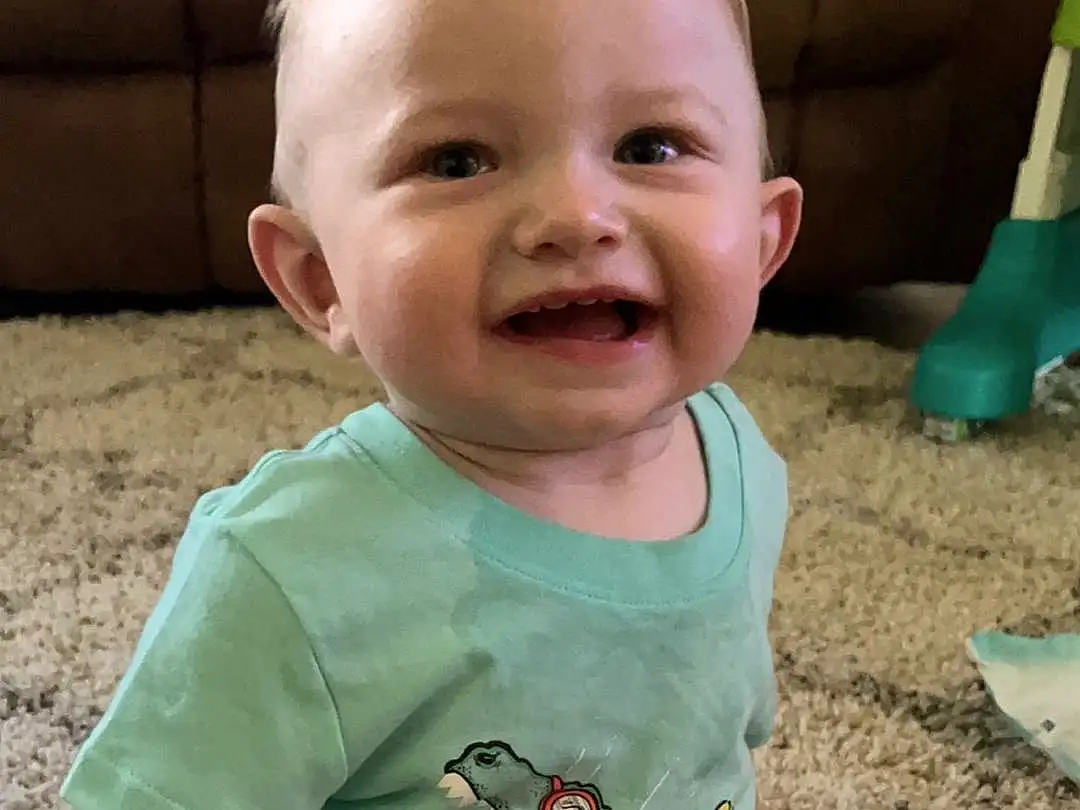 Face, Cheek, Skin, Head, Smile, Chin, Eyes, Facial Expression, Mouth, Green, Baby & Toddler Clothing, Sleeve, Iris, Toddler, Happy, Finger, Baby, Grass, Child, Fun, Person, Joy