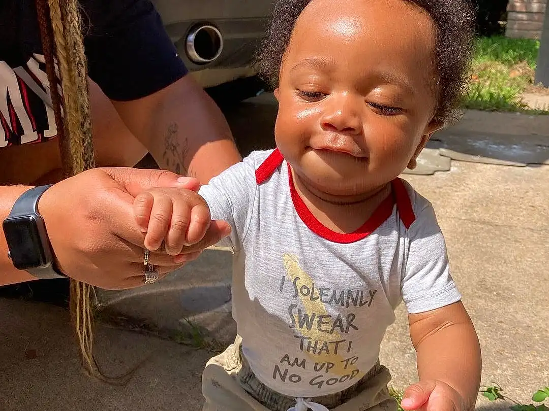 Joint, Skin, Hand, Hairstyle, Mouth, Sleeve, Gesture, Finger, Shorts, Thumb, Baby & Toddler Clothing, Cool, Grass, Plant, Toddler, Happy, Leisure, Baby, Child, T-shirt, Person